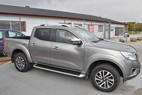 Grå metallic Nissan Navara Double Cab 2.3 dCi 4WD med kåpa, stulen i Skillingaryd